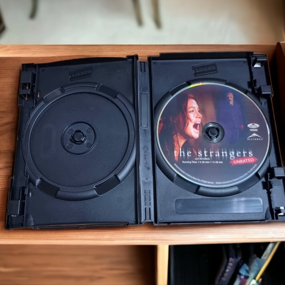 The Strangers DVD 2 Movies in 1 - Picture 3 of 3